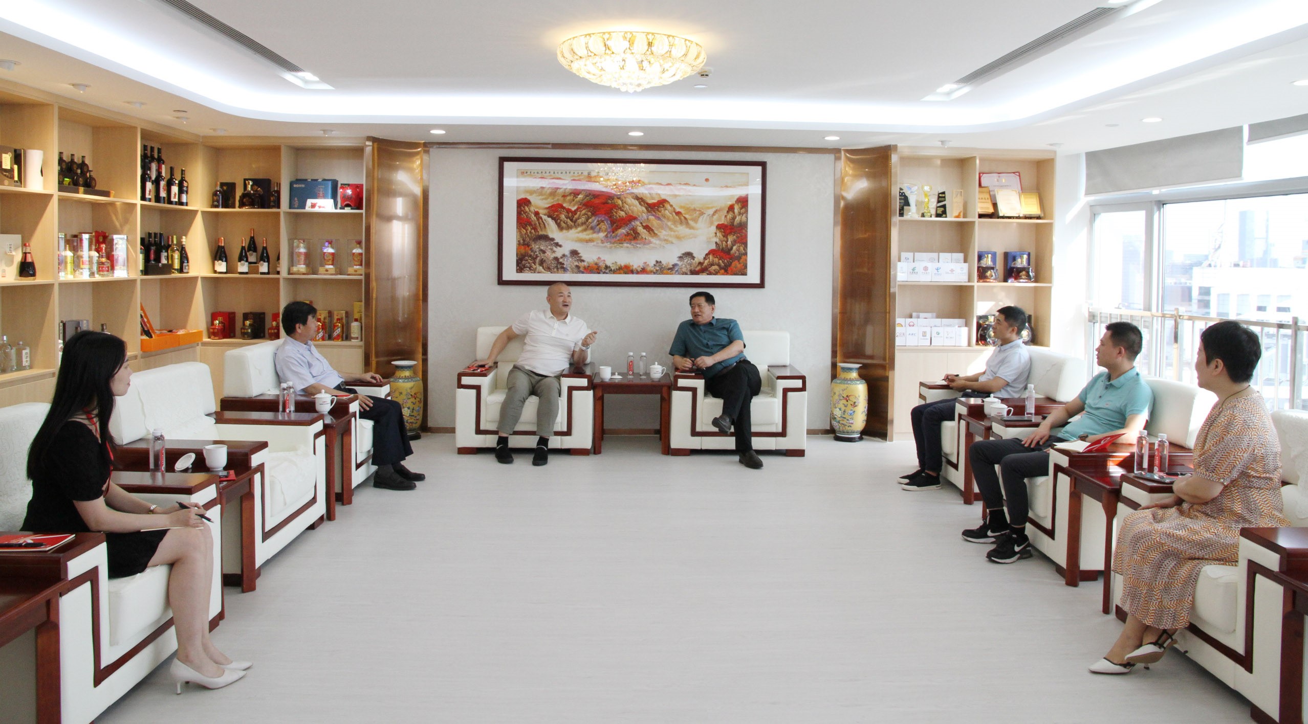 中国中小企业协会中外企业家分会领导一行赴广东省山东威海商会交流座谈