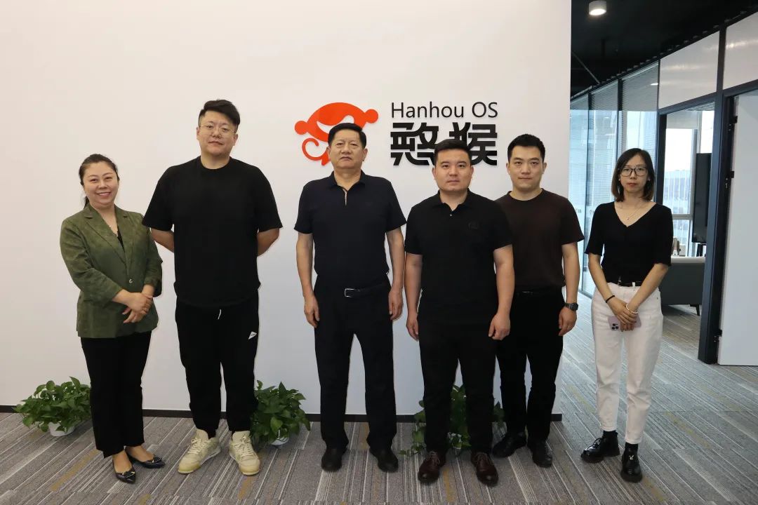 中国中小企业协会中外企业家分会一行到访憨猴科技集团考察交流