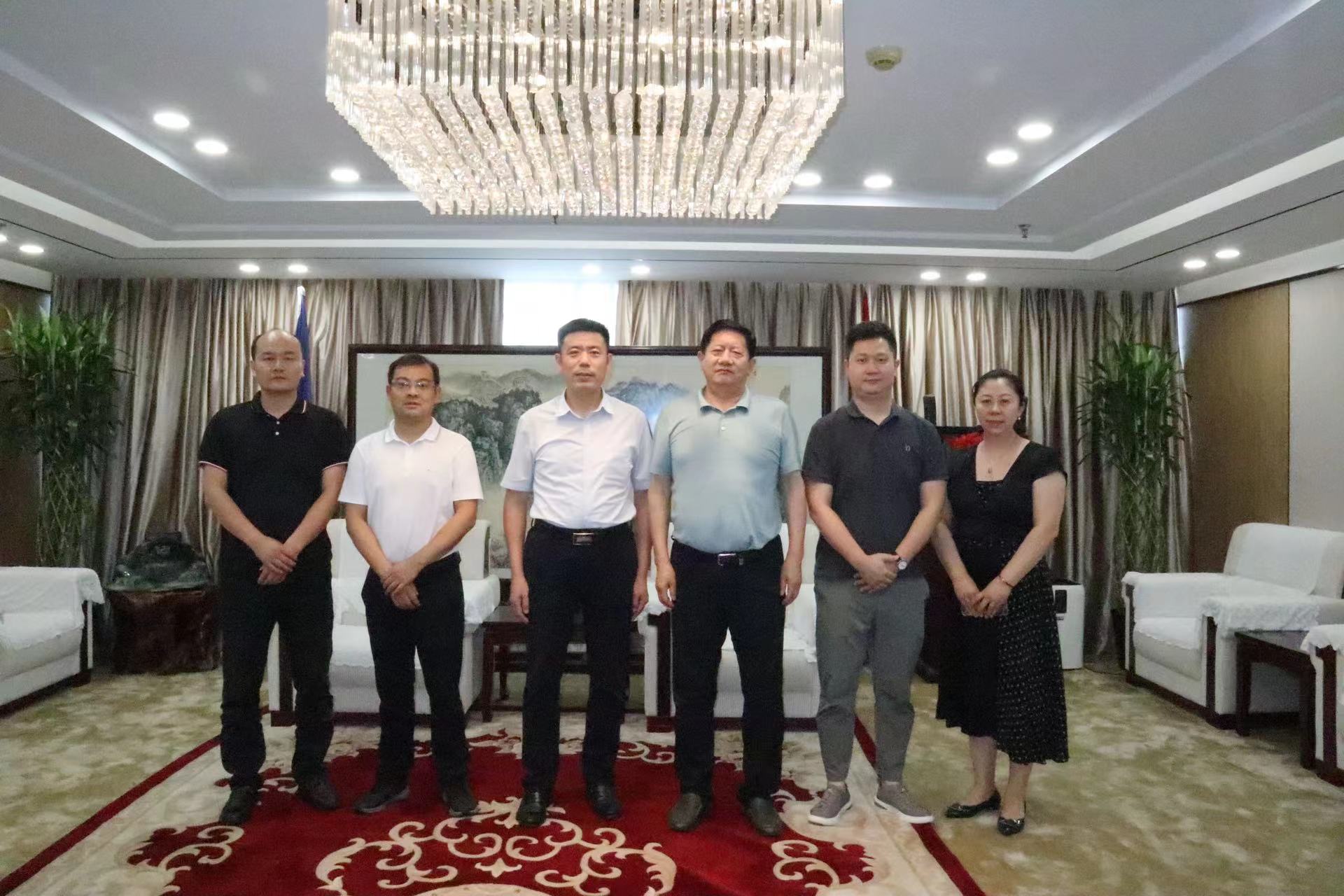 铜陵市副市长解富强一行到访中外企业家分会座谈交流