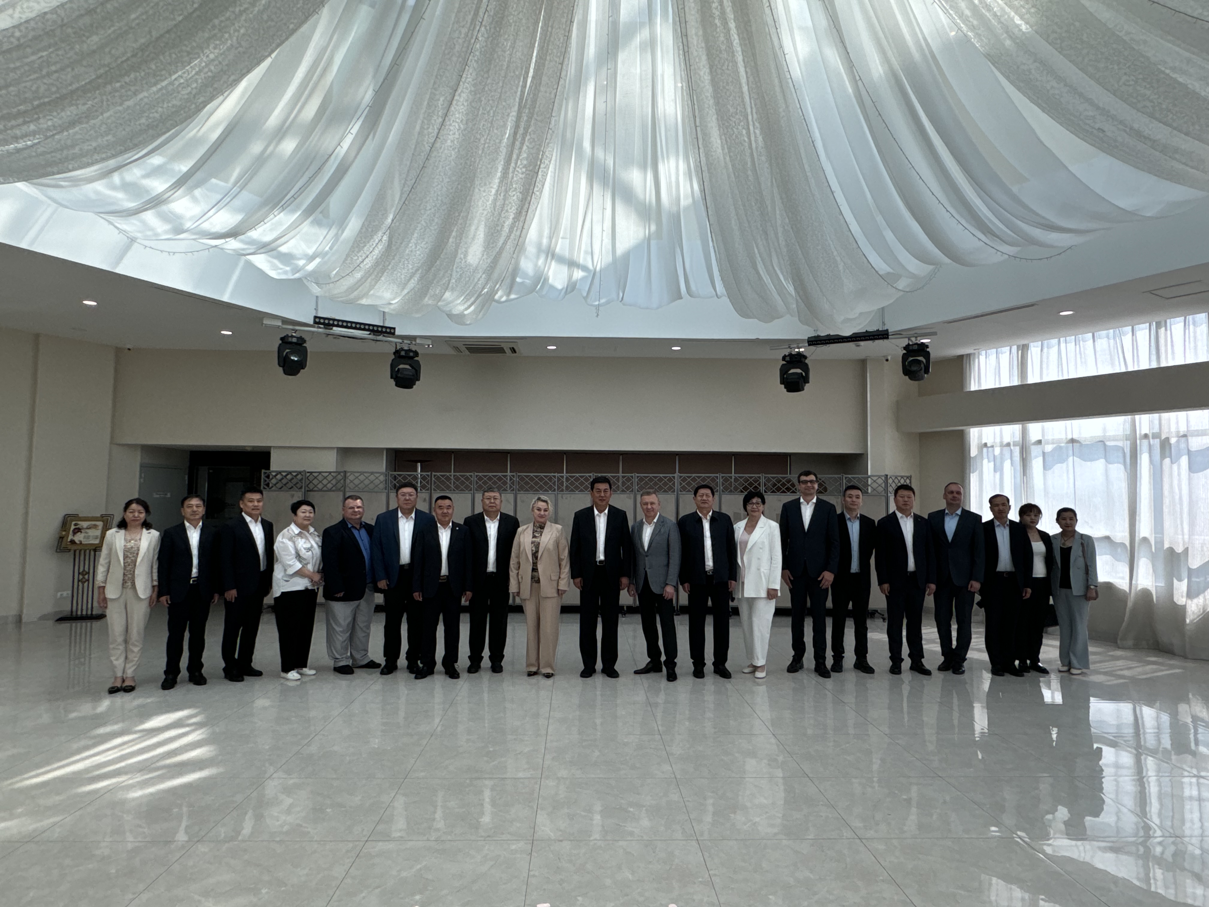 滕和显会长出访俄罗斯，受邀出席中俄“两国五城”市长会晤工作会，共谋合作新篇章