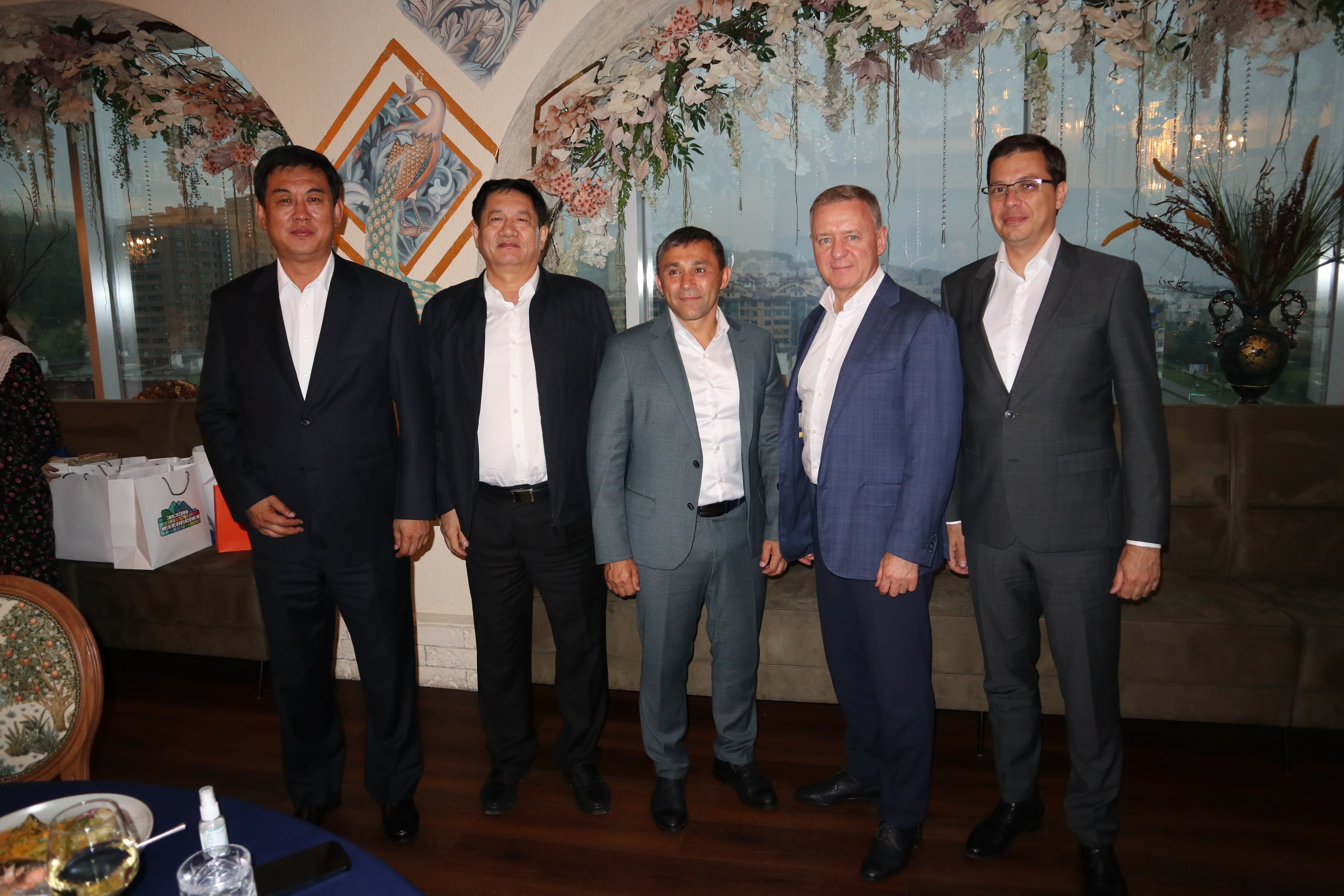 “两国五城”市长工作会圆满闭幕，滕和显会长与俄罗斯南萨哈林斯克市工商会签订战略合作协议