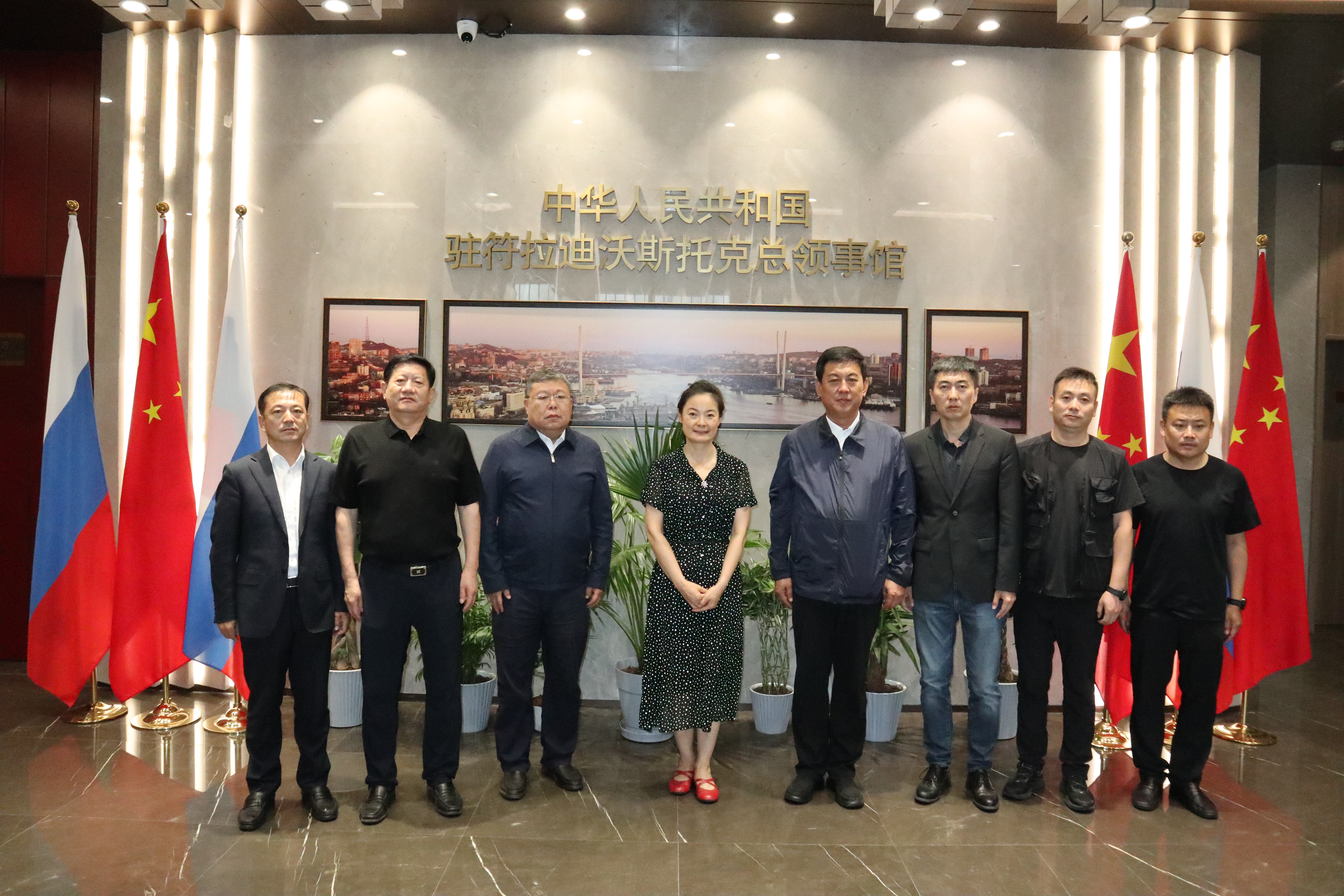 滕和显会长一行拜会中国驻海参崴总领事，与萨哈（雅库特）共和国驻海参崴办事处座谈交流