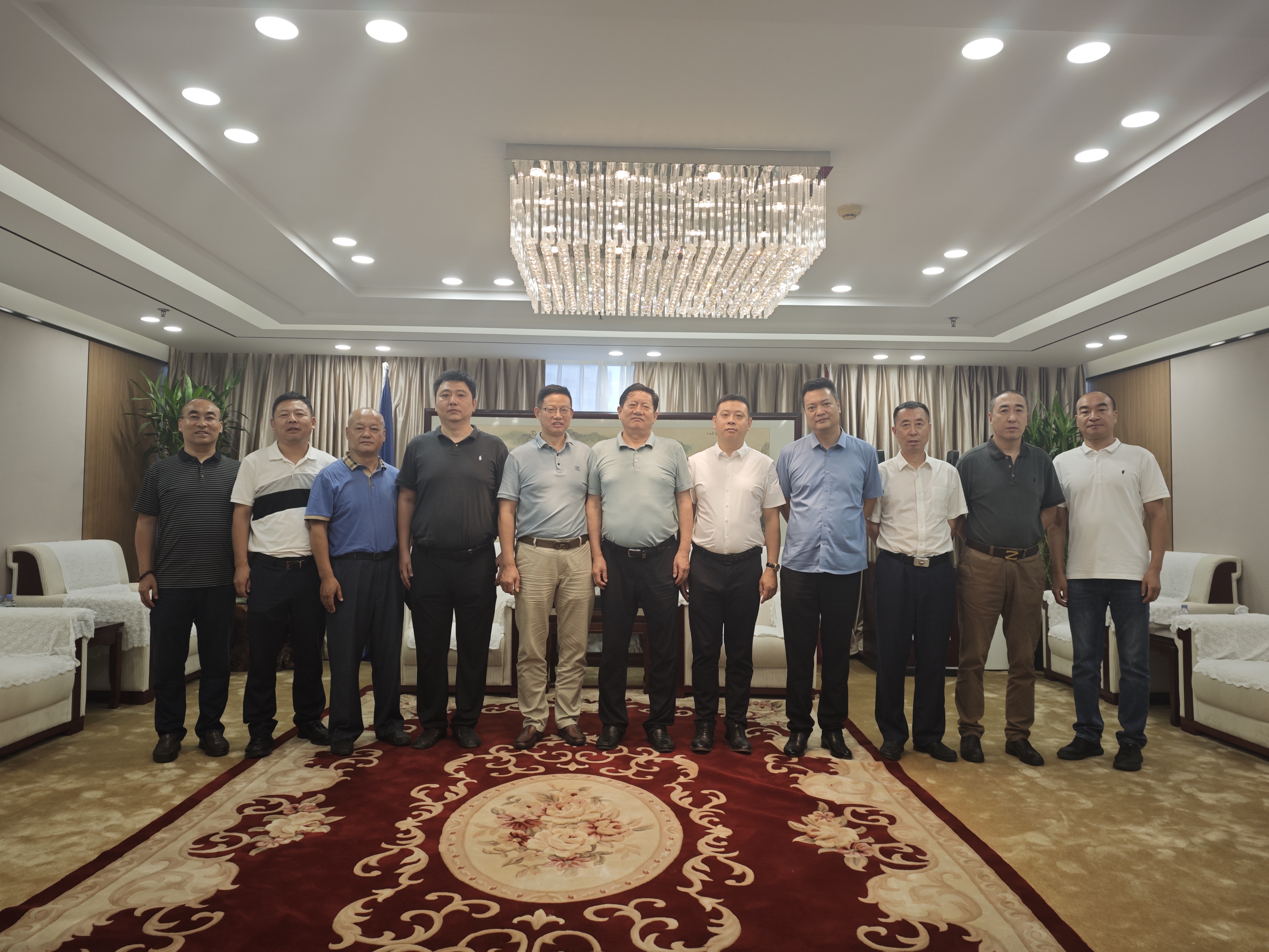 中经天辰集团董事长谢俊志一行到访中外企业家分会交流座谈