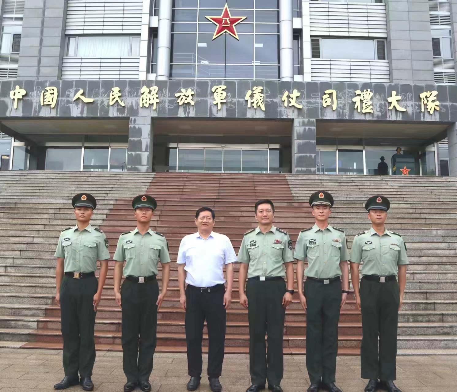 中外企业家分会“八一”建军节慰问解放军三军仪仗队：忠诚向党护党，衷心爱军为军
