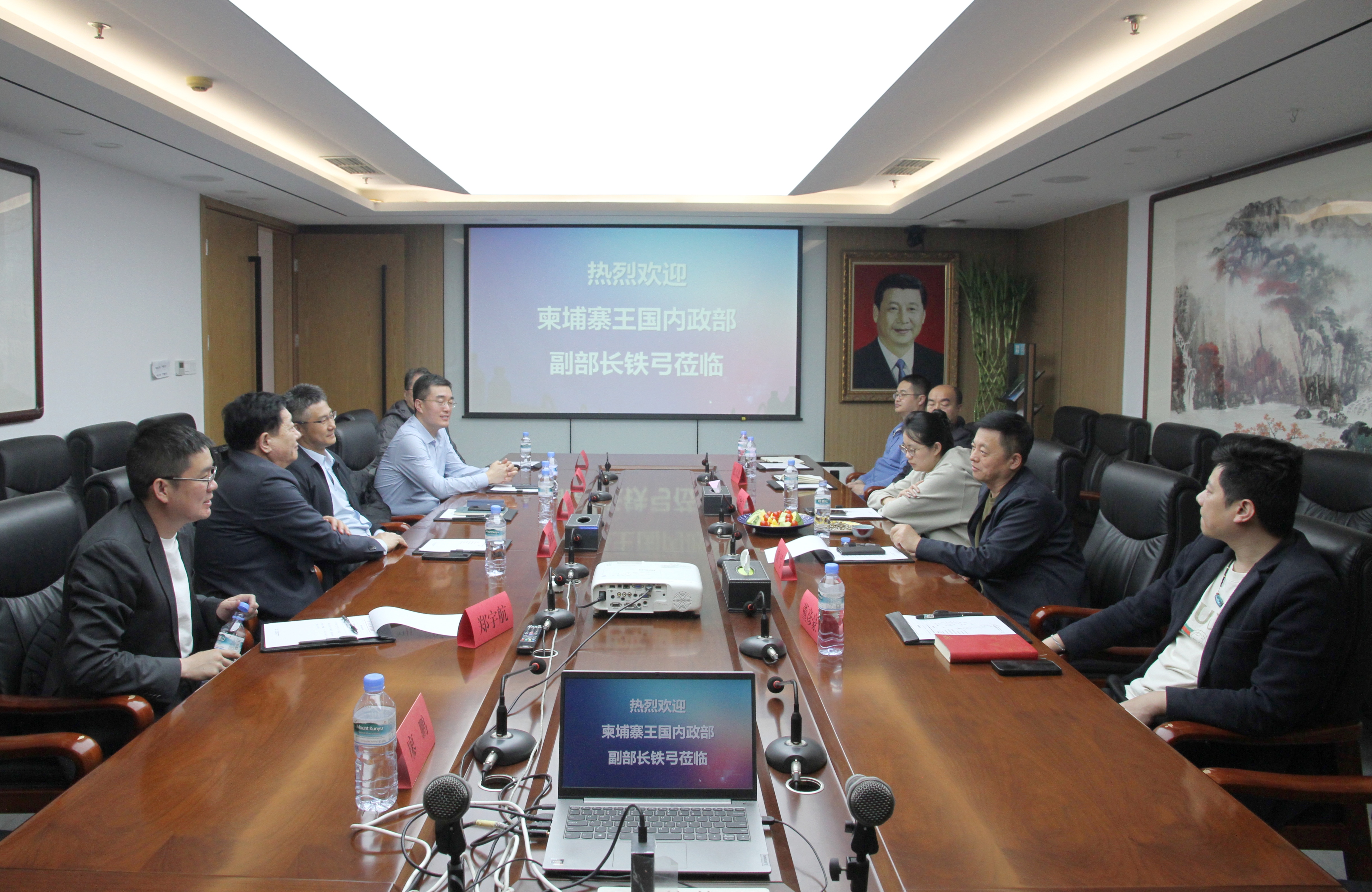 柬埔寨王国内政部副部长铁弓一行到访中外企业家分会